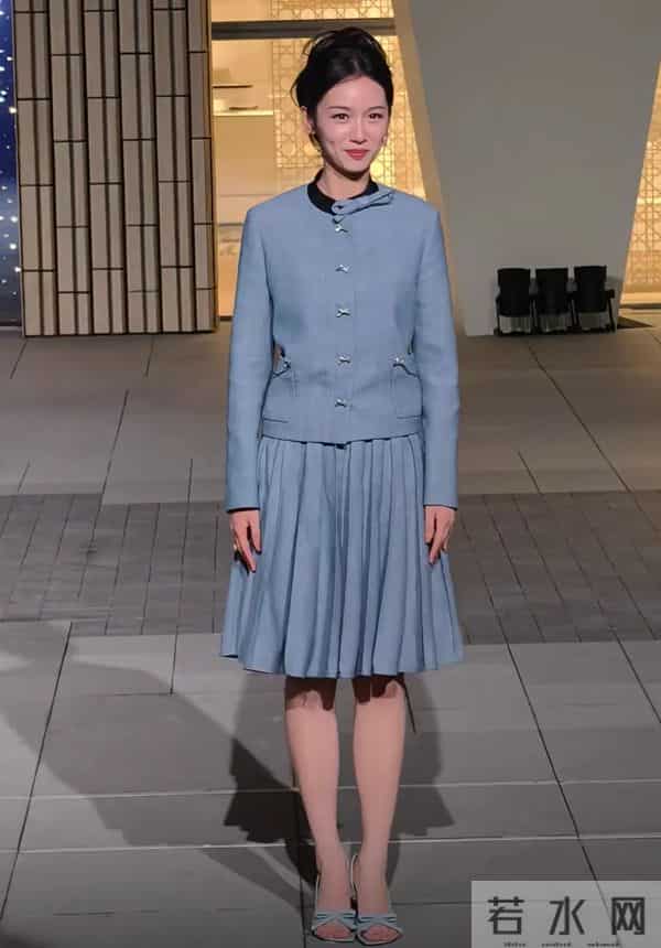 章子怡压轴亮相迪奥活动！LV家族长公主陪走红毯，高马尾嫩如少女