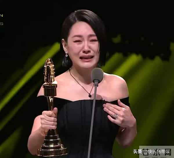 马筱梅挺孕肚为麻六记站台，脸部水肿孕味浓，黄春梅却在这天哭了