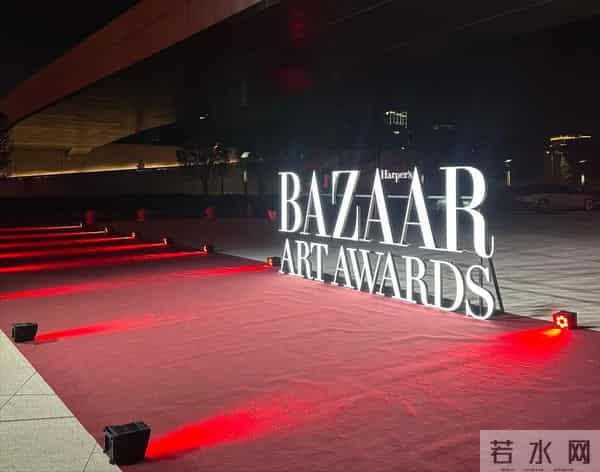 上海红毯太真实，谭卓脸肿，吉娜大小胸成谜，赵雅芝深V险走光