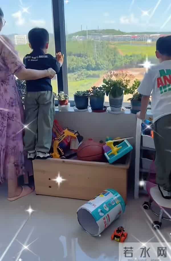 小杨哥停播一年多，小杨嫂大变样，从清纯脸变欧美脸，差点认不出