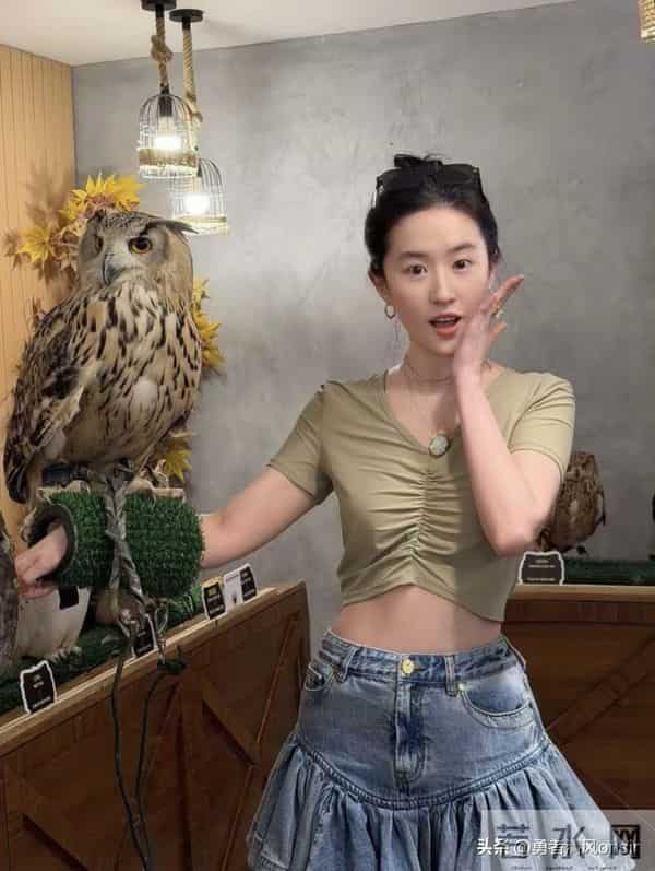 刘亦菲晒最新美照，露腰T配短裙身材火辣，瘦身后美出新高度