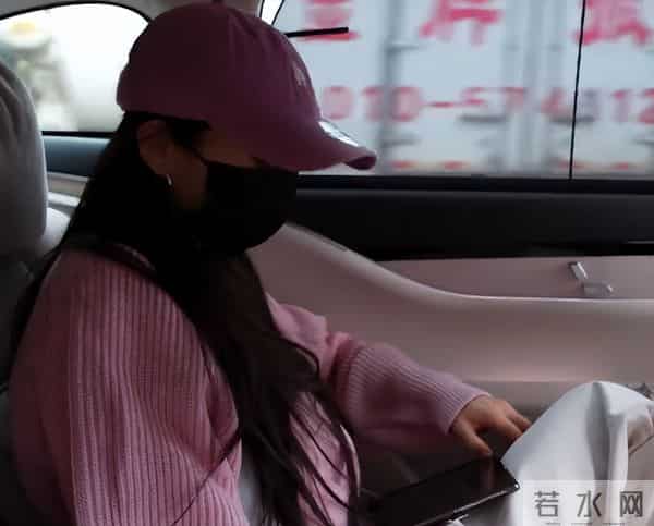 国内挣钱国外花？被金鹰奖"除名"的刘亦菲，终是为母亲的糊涂买单