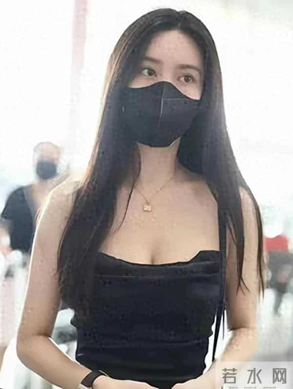 孟子义真空吊带裙现身机场,吊带下的腰臀比太惊艳 妥妥人间尤物!