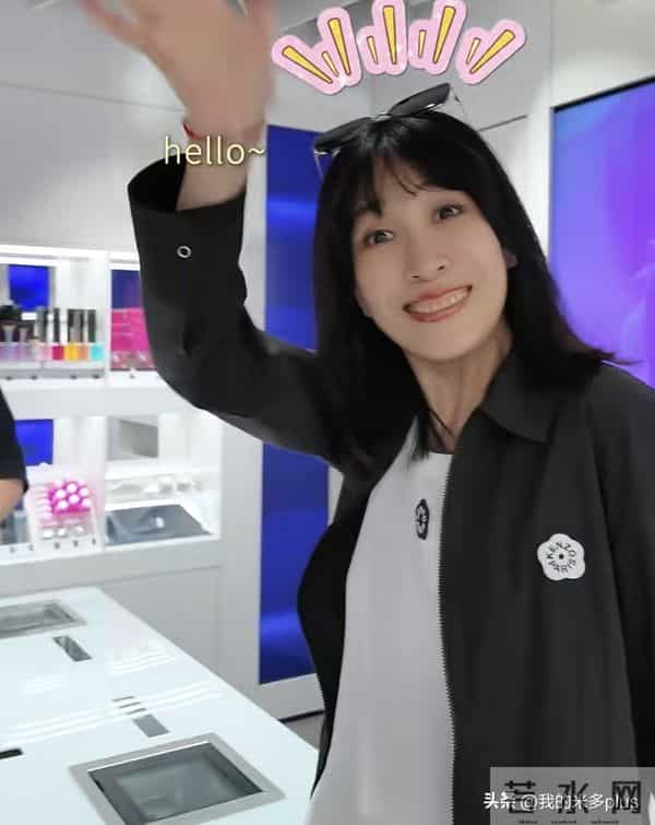 梅婷和弟媳逛街，娘家弟弟也是肿眼皮，大眼袋，12岁女儿打耳洞了