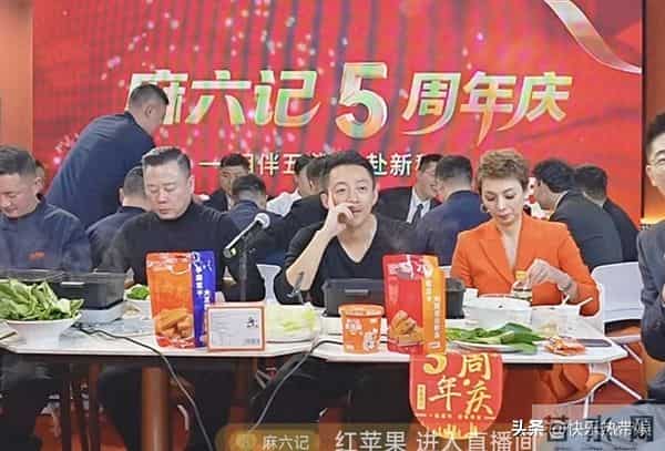 马筱梅挺孕肚为麻六记站台，脸部水肿孕味浓，黄春梅却在这天哭了