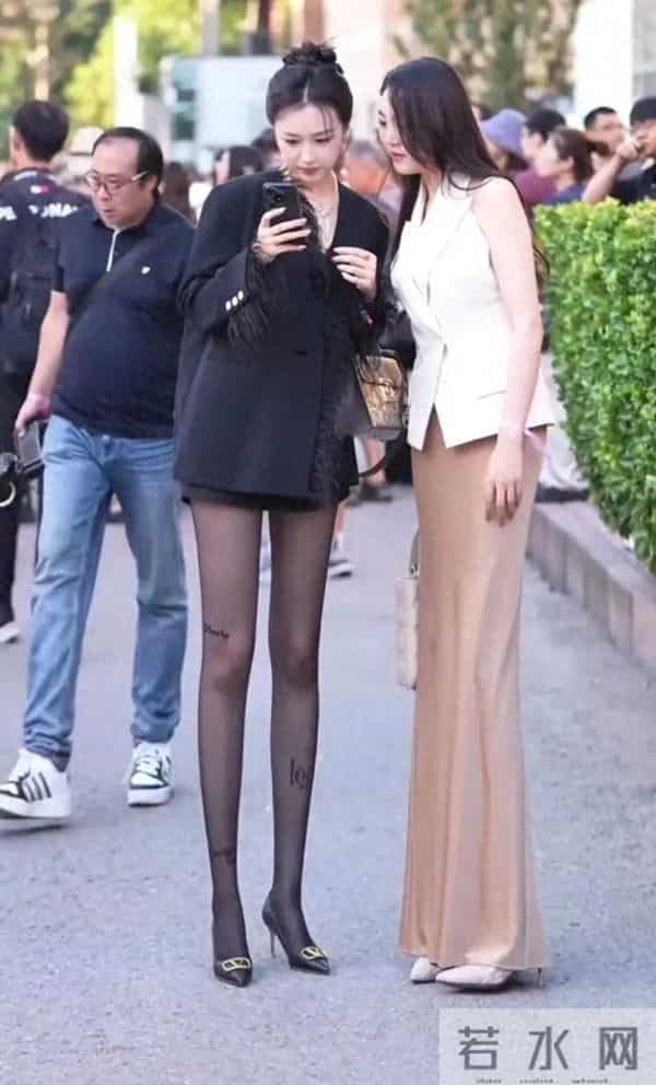 李沅桐是真美啊,腿真是又长又直,好好看