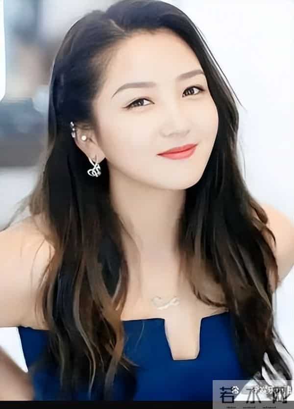 何洁咋成这样了!金头发黑皮肤身上也臃肿,连气质都变的含胸驼背