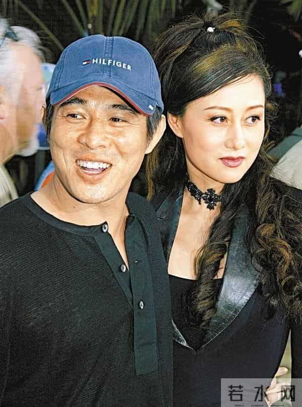 1999年，李连杰和利智结婚一脸兴奋眼神锁定，利智躲着不跟他对视