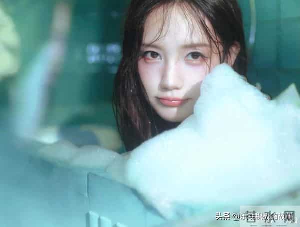 李一桐｜浴室泳装