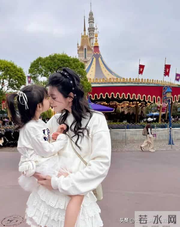 奚梦瑶陪丈夫婆婆逛商场,穿黑色背心裙小腹隆起,像怀孕三四个月