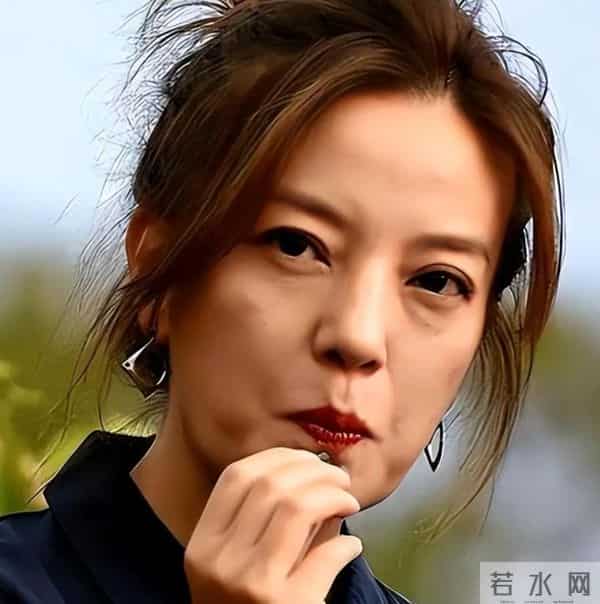 面相又变了！49岁赵薇近况曝光，又老又瘦没架子，却再无回头路走