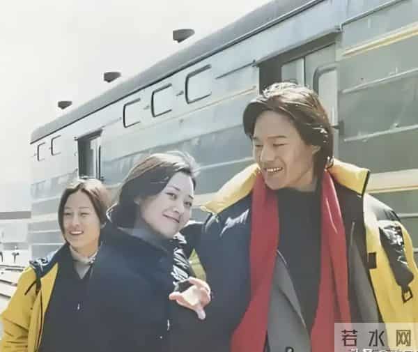 八九十年代,许晴和巍子火车站的一张合影,那个时候还没有美颜