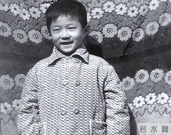 黄渤没说错,53岁未婚,为尽孝定居青岛的谭凯,已走上另一条大道