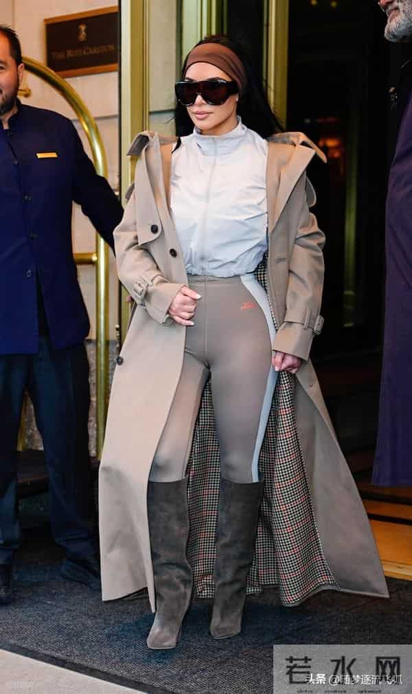 金-卡戴珊现身街头,身穿风衣搭配麂皮靴紧身裤时髦复古
