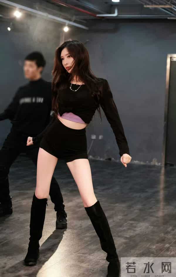 江疏影光腿穿长靴跳舞,人美身材火辣!