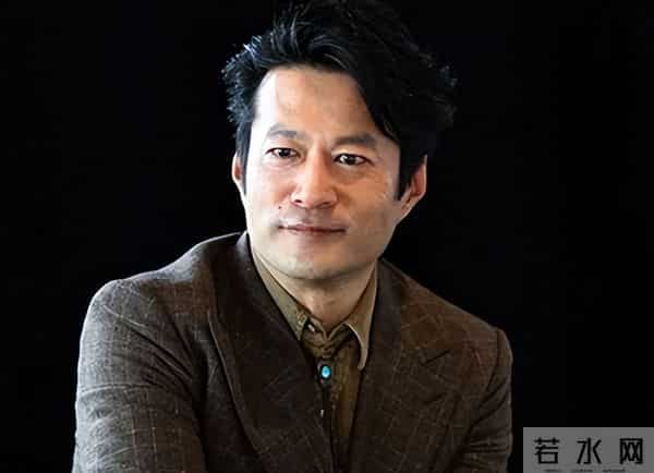 黄渤没说错,53岁未婚,为尽孝定居青岛的谭凯,已走上另一条大道