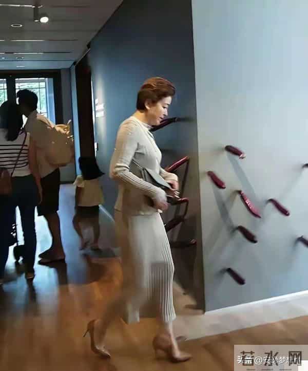 著名主持人，才貌双全，如今57岁，状态身材依然这么好