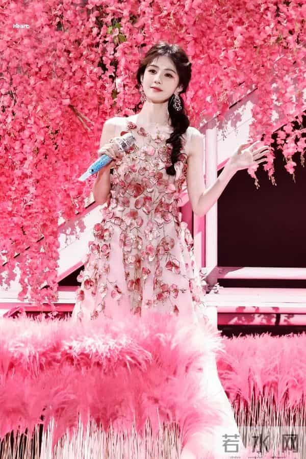 白鹿浙江跨晚造型三连击：花仙子下凡后竟秒变学姐？