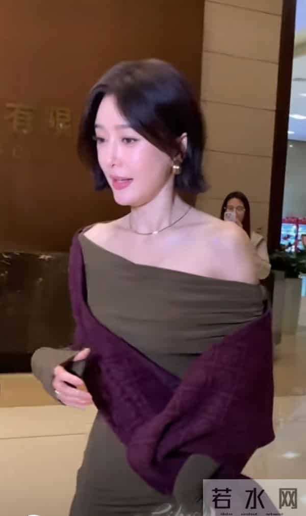 秦岚抵达广州出席活动，墨绿长裙搭酒红披巾，短发超有韵味