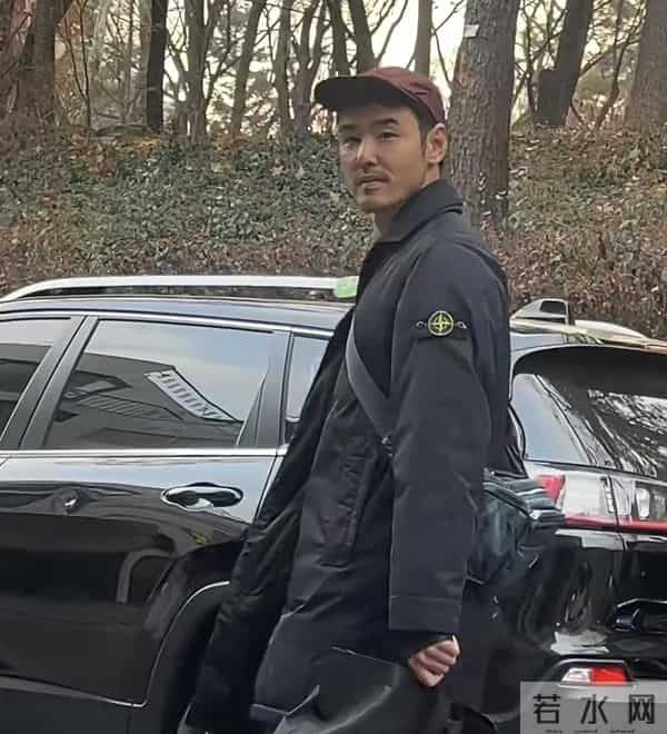 阮经天首尔街头现身，素颜憔悴模样，购物时竟被弟弟抢镜