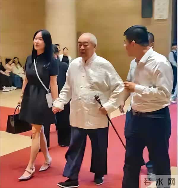87岁范曾官宣得子，与女儿断绝关系，37岁妻子徐萌孕肚照曝光