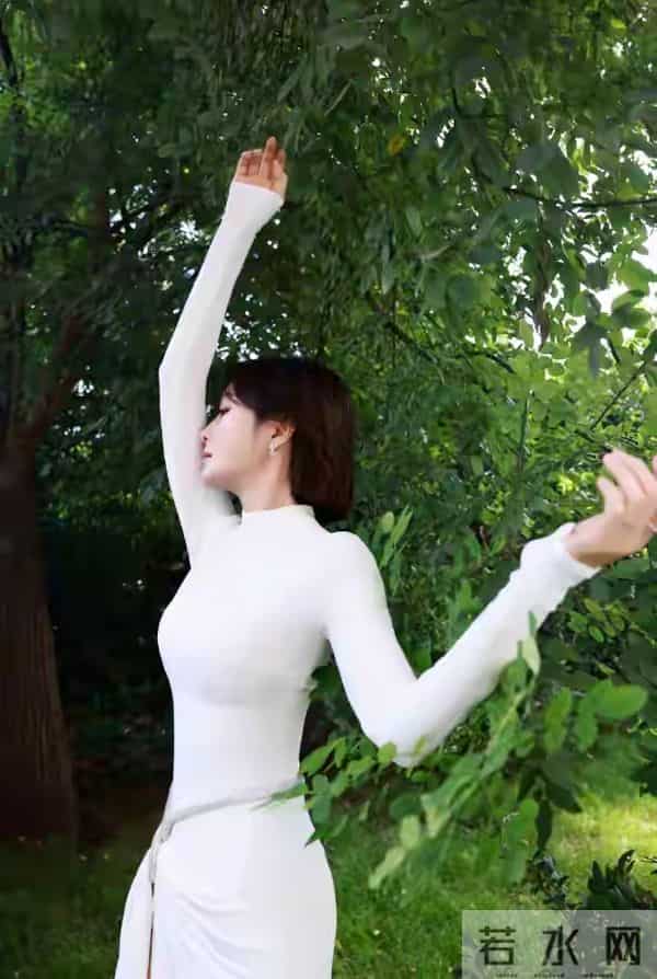 46岁秦岚太丰满,穿紧身打底衫都兜不住好身材,难怪直男都喜欢她