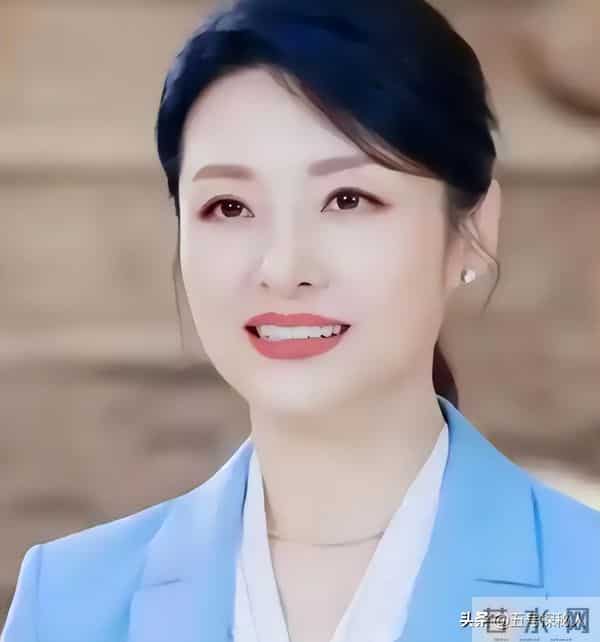 她“抛弃”前夫再嫁百亿富豪，从央视辞职8年，今56岁跨行当演员