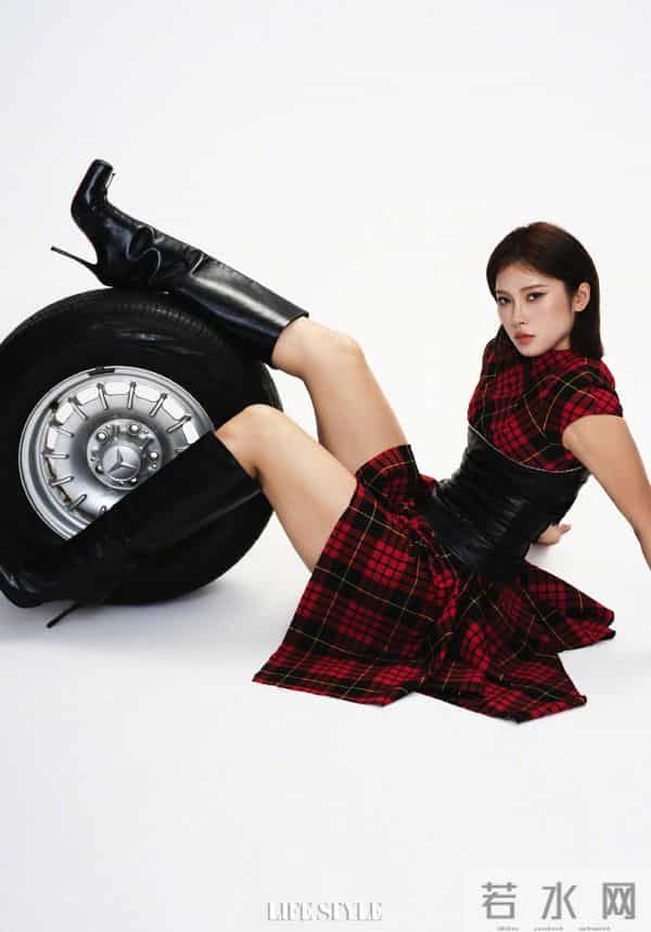 吴艳妮12月份封面写真，脚踩高跟长筒靴帅爆了