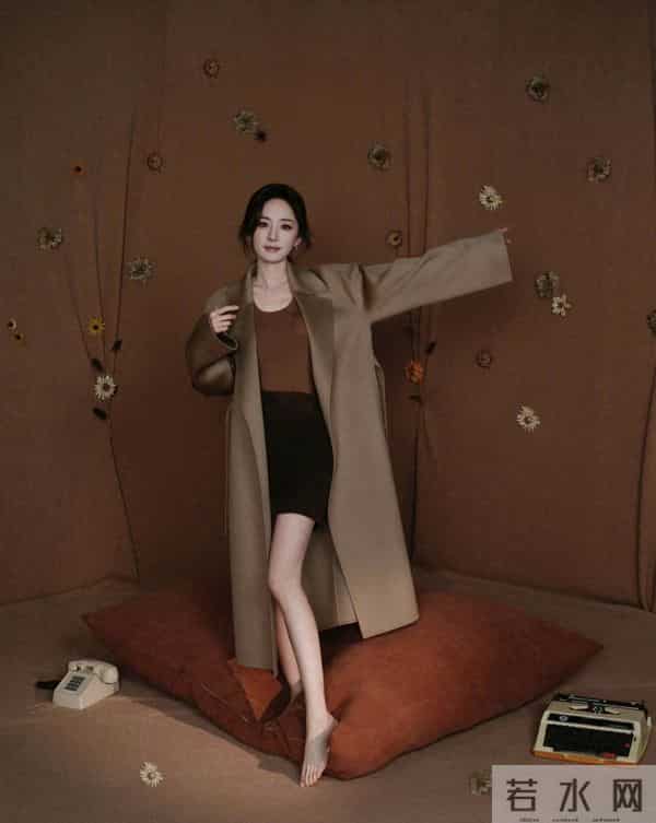 杨幂光腿穿大衣，美腿玉足！