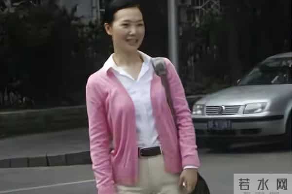 男友病逝后和妈妈抱头痛哭,54岁未婚无儿无女,如今吕薇后悔了吗