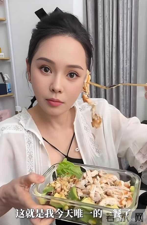 57伊能静上海豪宅翻车！紧身裤勒出小肚子，110斤藏不住中年发福