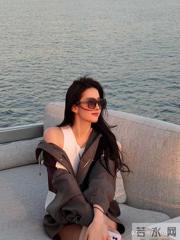 刘亦菲晒最新美照，露腰T配短裙身材火辣，瘦身后美出新高度