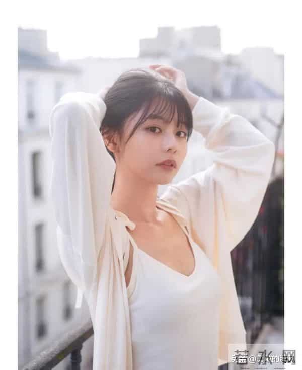 她以前叫花川芽衣，还有浅仓唯，不知道为什么总换名