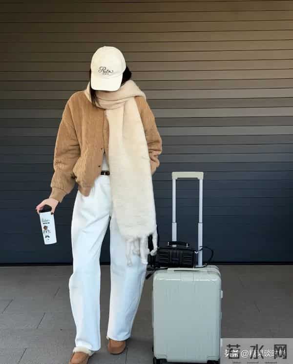 36岁何穗,驼色毛绒短外套 + 白色阔腿裤,浅色系穿搭显年轻随性