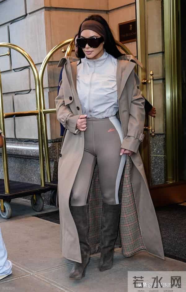 金-卡戴珊现身街头,身穿风衣搭配麂皮靴紧身裤时髦复古