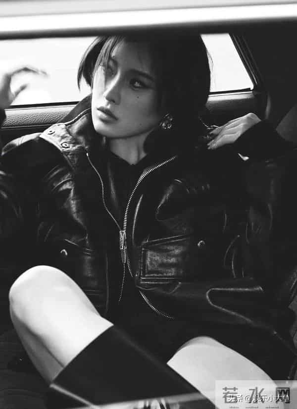 吴艳妮最新杂志大片,身材肌肉保持真好,随便一个动作都美翻了