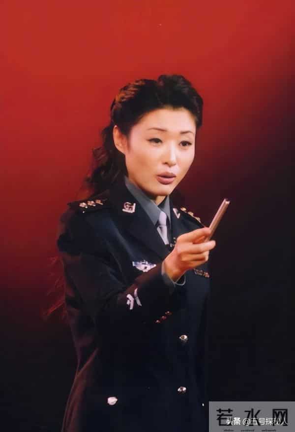 她“抛弃”前夫再嫁百亿富豪，从央视辞职8年，今56岁跨行当演员