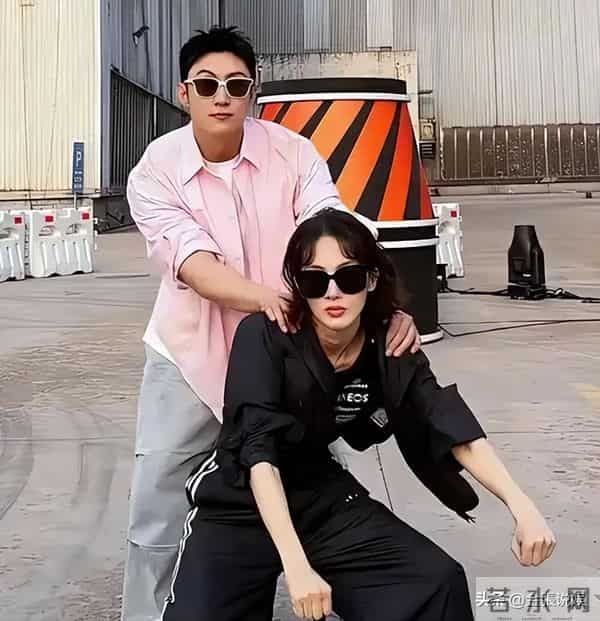 关系藏不住了？黄景瑜被曝有"新恋情"，金晨把腿放到他腿上！