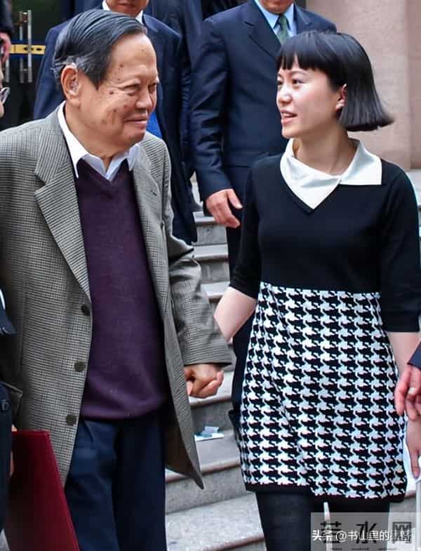 杨振宁去世2个月,翁帆终于露面,坦言2件小事,迎来全网口碑暴涨