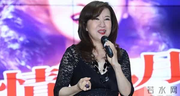 事业巅峰远赴美国，被老外“玩腻”后晚年回国，如今变成了这样！