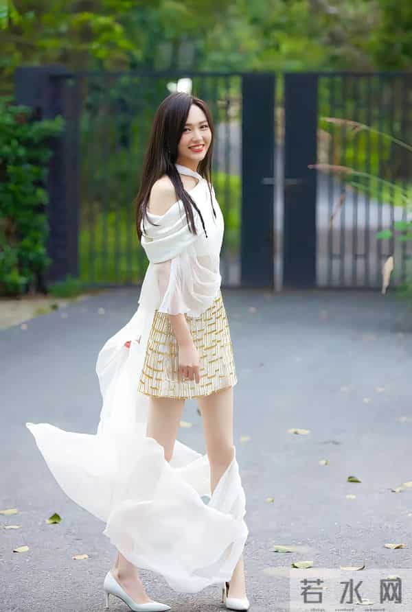 唐嫣 白纱衣+长腿,柔艳甜美风拉满!