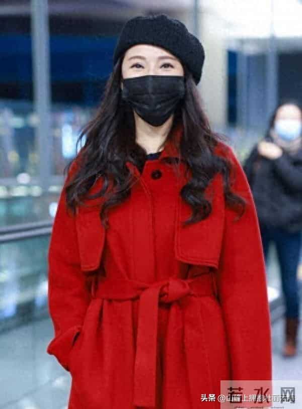 57岁伊能静不服老，机场穿红大衣+长筒靴+贝雷帽，越老越时髦