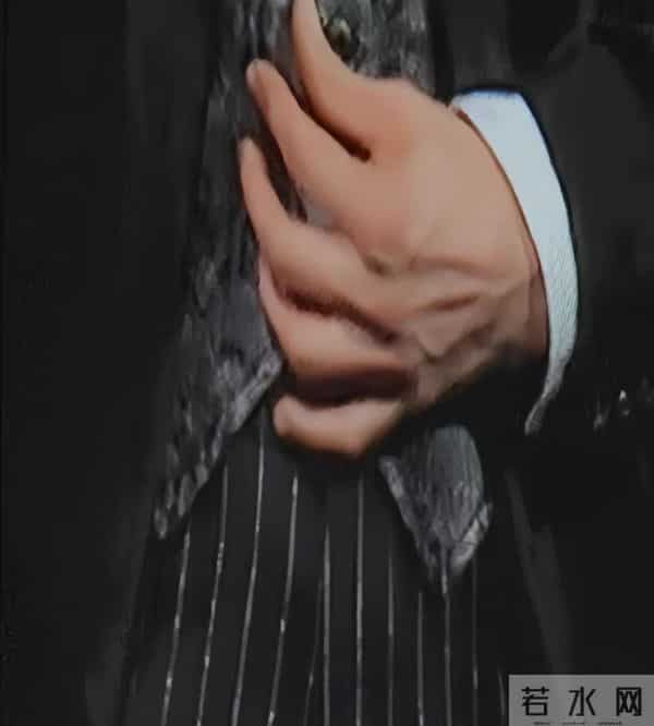 邱淑贞和昆凌坐一起看张学友演唱会，邱淑贞扎高马尾比昆凌漂亮！