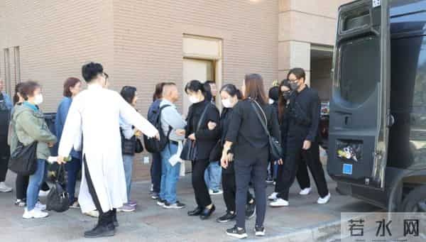 马国明父亲出殡！他手捧遗照神情哀伤，妻子汤洛雯陪伴左右