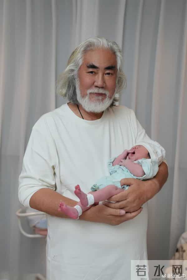 张纪中逛径山寺被偶遇!挺大肚白发显苍老,43岁杜星霖干瘪像道姑