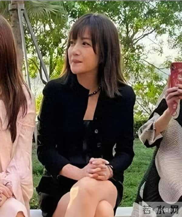 拔出萝卜带出泥！49岁赵薇近况被曝，原来圈内封杀只是冰山一角