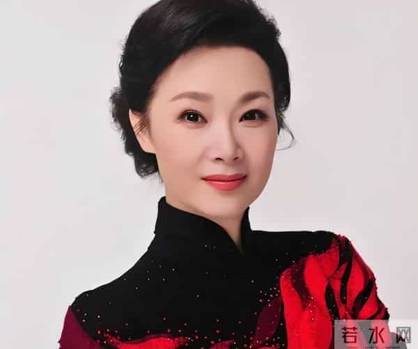 男友病逝后和妈妈抱头痛哭,54岁未婚无儿无女,如今吕薇后悔了吗