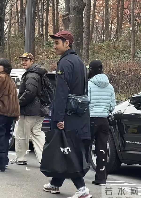 阮经天首尔街头现身，素颜憔悴模样，购物时竟被弟弟抢镜