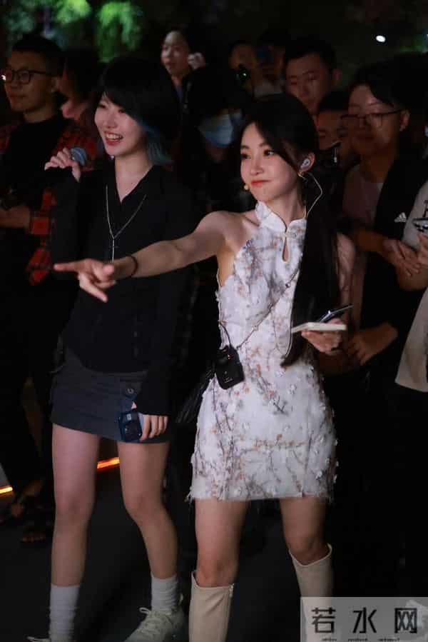 34岁冯提莫癌症复发后复播,巧妙遮挡手术疤痕,粉丝:女神别熬夜