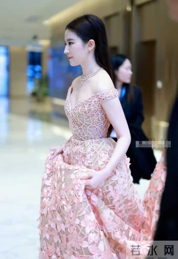 刘亦菲现身阿联酋，离开美颜滤镜，真实状态曝光，两条腿尤为吸睛